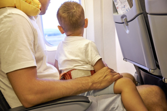 帶小孩搭機吵鬧沒公德心？網紅嘆「父母也崩潰努力撐著」引共鳴