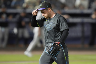 影》驚悚界外球直擊休息室 光芒投手被抬出去 全場嚇壞