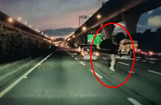 驚險畫面曝！國1車禍男駕駛「開合跳」示警  運米車急切猛翻4圈