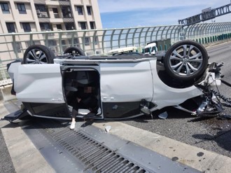 台中男自撞分隔島翻車貞子式爬出！「蛇行飄移」恐怖畫面流出