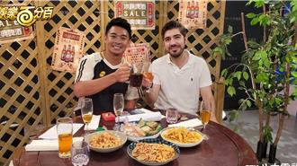 YouTuber赴土耳其「三点全露」体验摔跤 羞曝小弟弟被看光