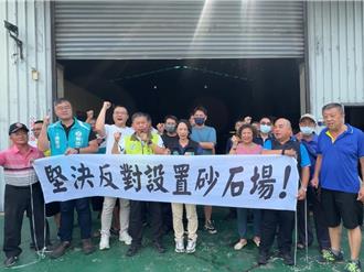 台中大里設砂石場引民怨 居民批「以鄰為壑」拉布條抗議