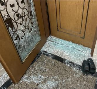 泰山失控哥向邻居挥刀咆哮！ 警方喷辣椒水制伏