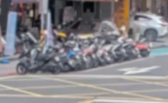 影》74歲翁駕駛BMW電動車  暴衝開上人行道  驚悚瞬間曝