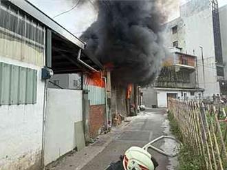桃園平鎮鐵皮屋「黑煙沖天」 消防人員5分鐘控制火勢 幸無人受傷