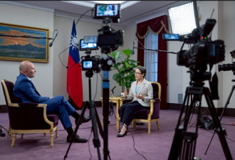 美前海豹部隊成員來台夜市射氣球   網友笑：老闆要哭了！