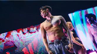 Jay Park來台脫衣開唱狂撩粉  竟和「台灣隊長」陳傑憲比心合照