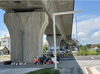 市集還沒來街友先「築巢」 屏東市萬倉街鐵路高架橋下活化進度民代憂