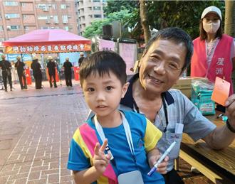 蘆洲阿勃勒花開 300人共聚燈廊點亮夏夜