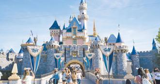 帶全家吃迪士尼早餐「帳單2.8萬元」他驚呆：差點把咖啡噴出來