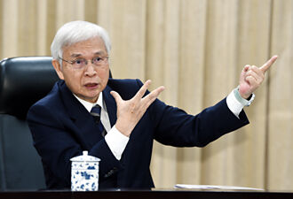 市場充斥非理性預期，央行拚穩匯 楊金龍：台幣H2三因素走緩