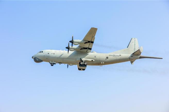 共军东部战区批英舰史佩号穿越台湾海峡蓄意滋扰。图为共军东部战区海军航空兵某团组织长航时反潜训练。（新华社）