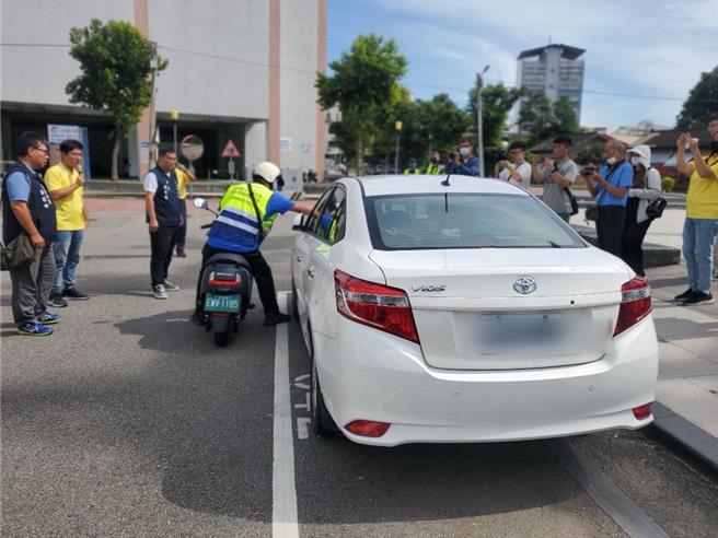 斗六路邊停車7月1日起重新收費，斗六市長林聖爵（左三）今視察新廠商的整備工作是否完成，圖為測試人工製單。（周麗蘭攝）