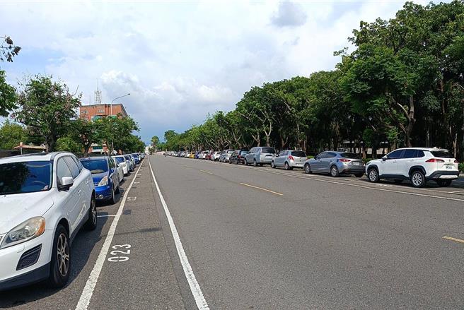 斗六市機關行政區的停車位原本空蕩蕩，今年元旦戰停收費後一格難求。（周麗蘭攝）