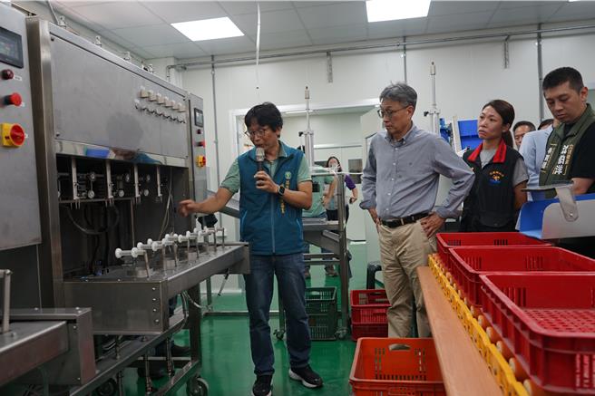 農業部長陳駿季（左二）了解文旦家工廠作業程序與設備。（王志偉攝）