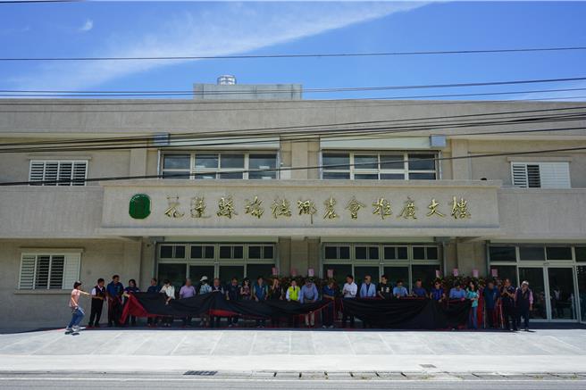 農業部補助花蓮瑞穗鄉興建農業推廣中心及文旦加工廠大樓今天啟用，可提供分級、精油及果肉萃取。（王志偉攝）