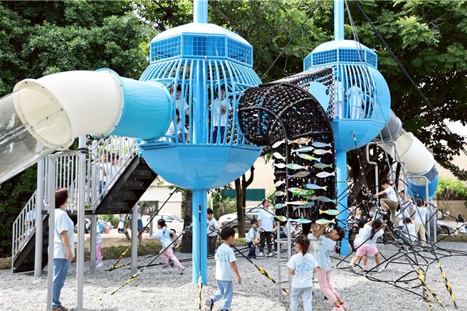 台南市北区持续打造新的特色公园，其中华德公园以鱼塭与养蚵业为设计灵感，20日刚落成启用。（台南市北区区公所提供／程炳璋台南传真）