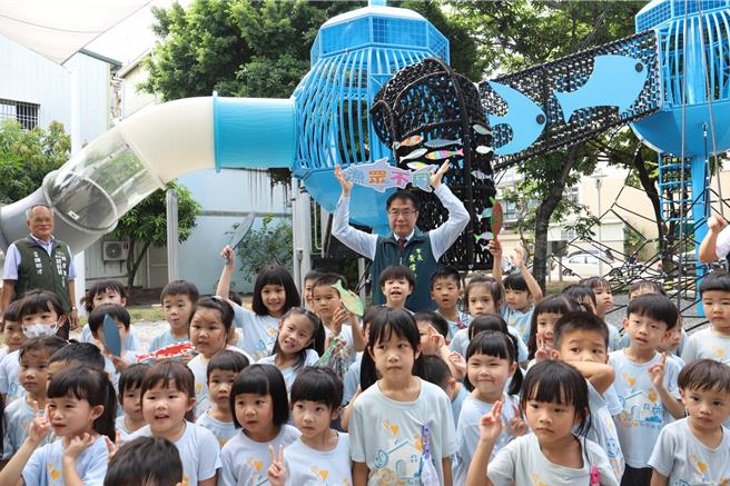 台南市长黄伟哲（后排中）20日与小朋友一起在新公园设施前合影。（台南市北区区公所提供／程炳璋台南传真）