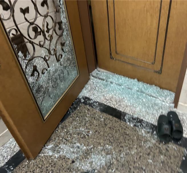 新北市泰山區某社區19日傍晚17時發生住戶揮刀滋事、損壞鄰居門窗。（民眾提供）