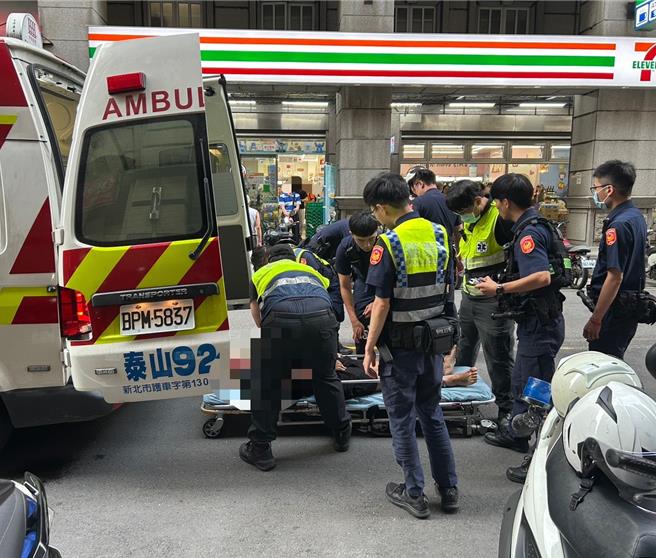 泰山失控哥向鄰居揮刀咆哮，警方現場噴辣椒水制伏。（新北市林口警分局提供）