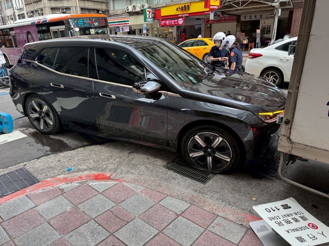 北市74歲翁開BMW電動車「突暴衝上人行道」，造成12輛機車與4輛腳踏車受損，1名行人遭波及送醫。（圖／翻攝畫面）