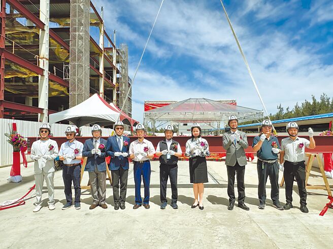 宏全董事长郑雅文（右四）等人，19日出席宏全无菌饮料自贸厂的上梁典礼。图／刘朱松