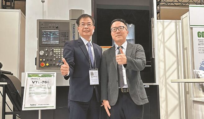 泷泽科总经理世代交替，原总经理戴云锦（左）、新任总经理林振咏（右），去年参加东京国际工具机展同台。图／沈美幸