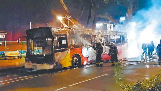 台北市大都会客运262路电动公车16日晚间行经敦化北路、民生东路口时突起火燃烧，所幸没有人员伤亡。（民眾提供／张立勋台北传真）