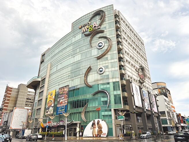 坐落于台南市中西区的大远百公园店，过去是在地繁华地标；近年来柜位却逐渐减少，原先在一楼的乐柠汉堡近期也因合约到期而撤柜，亦即整栋楼只剩下一间餐厅。（李奇叡摄）