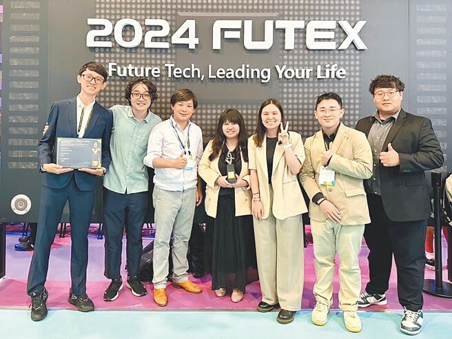 嘉义大学助理教授李保宏（左三）与成功大学副教授徐玮萱（中）组成的团队，深耕微生物外泌体的功能研究，曾获2024年国科会未来科技奖。（嘉义大学提供／吕妍庭嘉义传真）