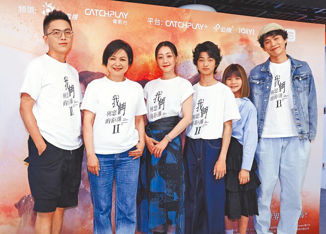 导演林君阳（左起）、杨贵媚、谢欣颖、白润音、郑又菲、黄镫辉19日出席《我们与恶的距离II》媒体访问。（陈俊吉摄）