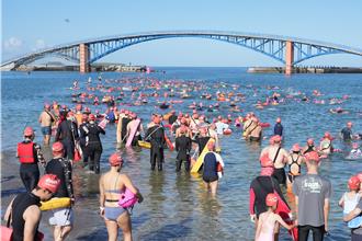 泳渡澎湖灣首日登場 丁寧挑戰500米海泳 與無臂海王子同游