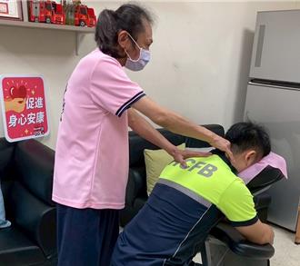 视障按摩师关怀消防弟兄 免费按摩助打火弟兄疲惫归零
