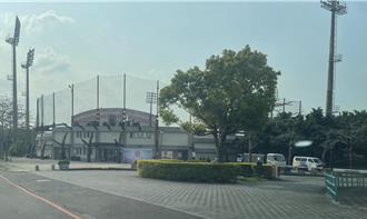 樂天桃園棒球場人行道開放停放機車 民眾怒批無視行人權益