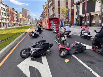 出巷口沒在看釀5車連環撞 69歲男「背部騎車」畫面曝光