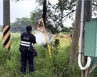 金门电杆电线短路自燃 2勇警拿灭火器救援阻灾