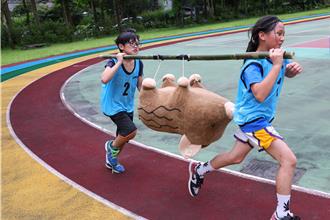 新北龜山國小原民趣味運動 學童化身小小勇士 扛著山豬跑超Q