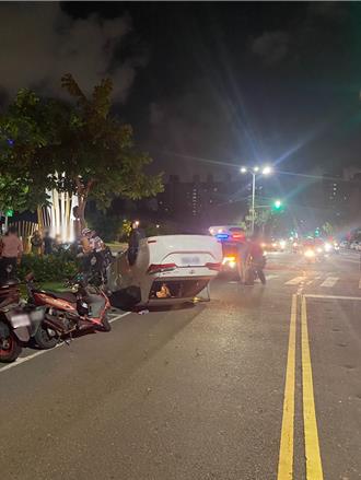 翻車畫面！高雄27歲男開車操作導航分心 連撞2騎士釀4傷