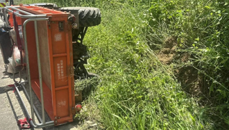 产业道路农用车莫名翻覆 妇人头颈遭重压惨死