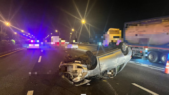 國1麻豆大貨車強切車道 小客車遭「夾殺」翻覆釀3傷