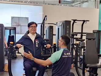 高雄岡山運動中心啟用 陳其邁體驗重訓猙獰喊「消小腹」