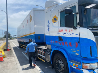 國道連環撞！聯結車撞擊釀連環事故 7旬駕駛慘遭「夾擊」