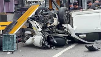 台東轎車撞倒整排機車、四輪朝天　婦：差1秒險被撞上