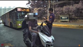 19歲騎士載短裙妹上台62快速道路 遭警攔下開單