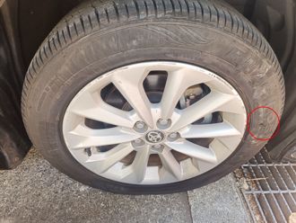 天母違規陷阱？駕駛一迴轉「輪胎壁被刺破」 網笑：踢到鐵板