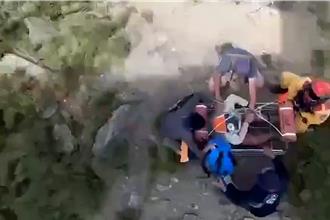 奇峻山登山背工脛骨骨折 苗栗消防與空勤吊掛救援送醫