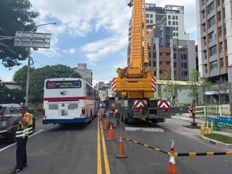 五股吊車圍路施工！公車經過遭擦撞 乘客受驚嚇