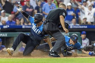 MLB》費城人2人同時滑壘太瘋狂！官方封「今年最狂一幕」