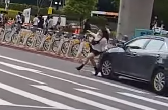 行人地狱？短裙妹「凌波微步」惊险闪车 网傻眼：用青春过马路