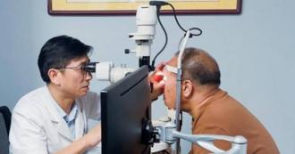 出遊1動作慘了！他眼睛裡「多條蟲子在爬」嚇壞 醫夾出4隻